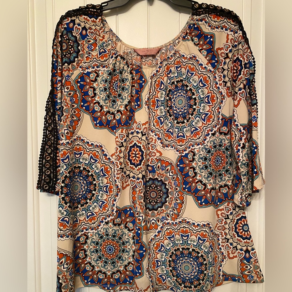 SJS pullover 3/4 length bell sleeves with elastic scoop neck. EUC.